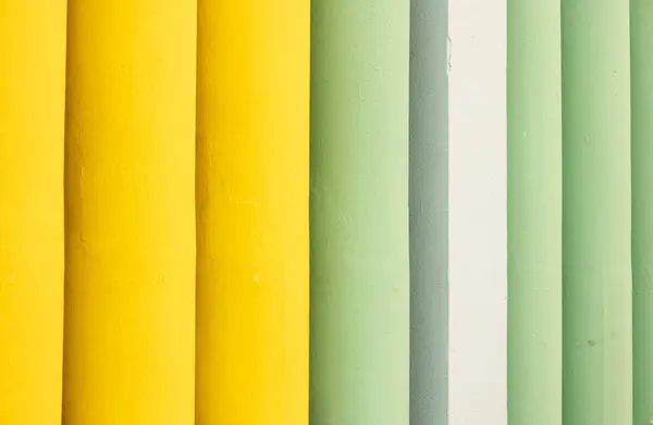 Sarı ve yeşile boyanmış beton parmaklıklar, sokak fotoğrafçılığı.