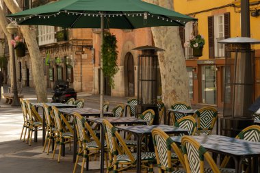 Palma de Mallorca, İspanya - 4 Mart 2025 Palma 'nın merkezinde bir Mallorcan restoranının güzel terası, sokak fotoğrafçılığı