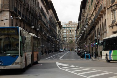 Palma de Mallorca, İspanya - 4 Mart 2025 - Palma şehir merkezinde EMT şehir otobüsü, sokak fotoğrafçılığı