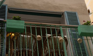 Palma de Mallorca, İspanya - 4 Mart 2025 - Kırsal sandalyeli eski Mallorcan balkonunun alçak açılı görüntüsü