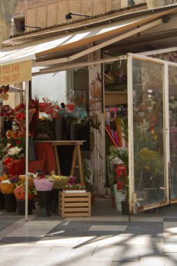 Palma de Mallorca, İspanya - 4 Mart 2025 Palma 'nın merkezinde çiçekçi