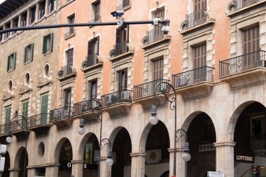 Palma de Mallorca, İspanya - 4 Mart 2025 - Jaume Tercero Bulvarı 'ndaki antik sütunlar