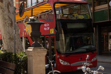 Palma de Mallorca, İspanya - 4 Mart 2025 - Palma şehir merkezindeki El Borne caddelerinde güneşli bir günde turist otobüsü