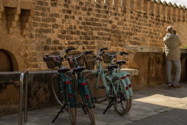 Palma de Mallorca, İspanya - 4 Mart 2025 - Palma 'nın merkezinde klasik klasik bisiklet