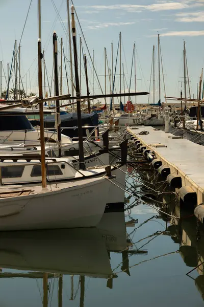 Palma de Mallorca, İspanya - 4 Mart 2025 Palma rıhtımında tekneler