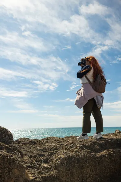 Arka planda mavi gökyüzü olan bir kadın, açık hava yaşam tarzı.