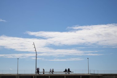 İnsanların arka ışıklandırma, manzarayı gözlemleme, açık hava fotoğrafçılığının minimalist görüntüsü.