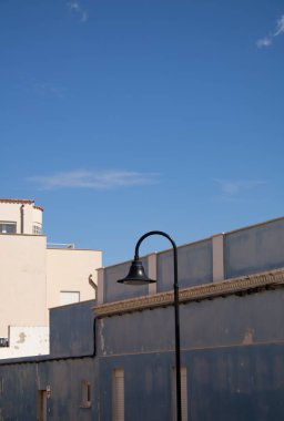 Palma de Mallorca, İspanya - 4 Mart 2025 - Güneşli bir günde Palma 'daki açık mavi gökyüzü ile yıpranmış eski ev