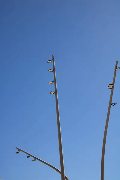 Güneşli bir günde arka planda mavi gökyüzü olan şehir lambalarının minimalist görüntüsü, sokak fotoğrafçılığı