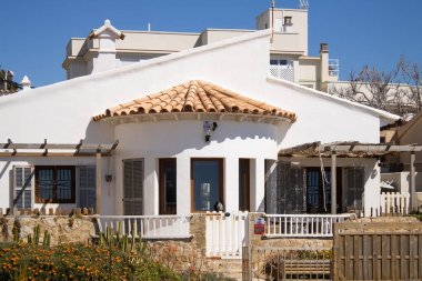 Palma de Mallorca, İspanya - 4 Mart 2025 Güneşli bir günde güneşli bir Mallorcan yazlık evi