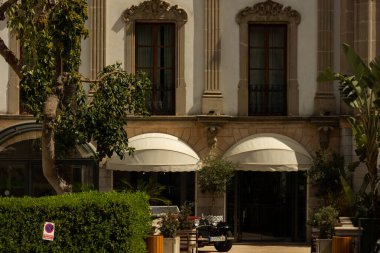 Soller, Mallorca, İspanya - 23 Mart 2025 Güneşli bir günde Soller kasabasındaki eski bir otel