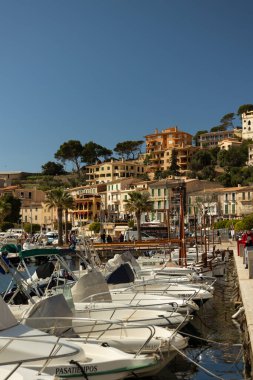 Soller, Mallorca, İspanya - 23 Mart 2025 Soller, Mallorcan altyapı limanındaki evler ve oteller
