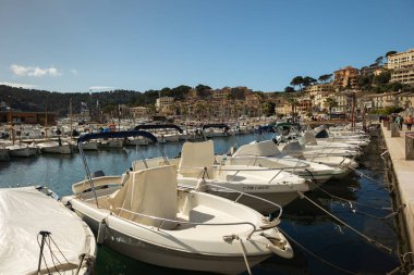 Soller, Mallorca, İspanya - 23 Mart 2025 Soller, Mallorcan altyapı limanındaki evler ve oteller