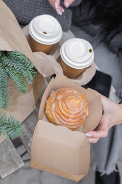 Tahtada kahve olan tarçınlı çörekler, yakın çekim, üst manzara.