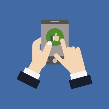 Mavi arkaplanda modern akıllı telefon simgesini tutan eller