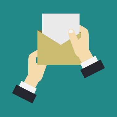 Erkek ellerinin zarf tutarken yakın plan görüntüsü          