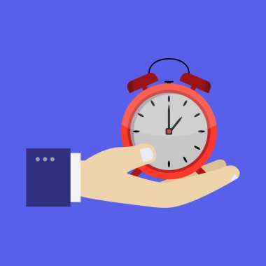 Mavi arkaplanda erkek eli ve alarm saatinin yakın plan görüntüsü  