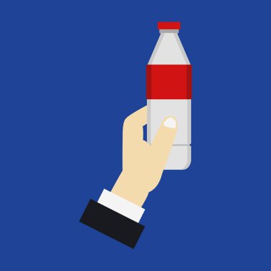 Mavi arka planda erkek eli ve su şişesinin yakın plan görüntüsü  