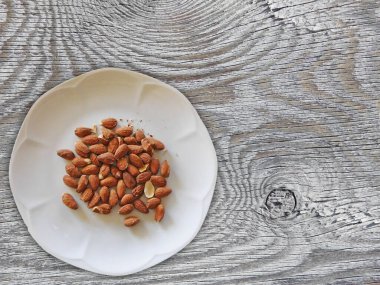 Ahşap zemin üzerindeki bademler