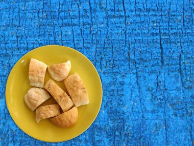 Tahta zeminde dilimlenmiş ekmek.