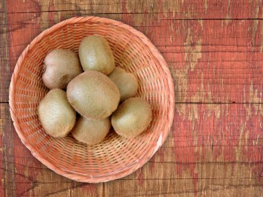 Tahta Arkaplanda olgun kivi meyvelerinin yakın plan çekimi