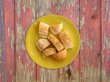 Tahta zeminde dilimlenmiş ekmek.