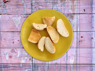 Tahta zeminde dilimlenmiş ekmek.