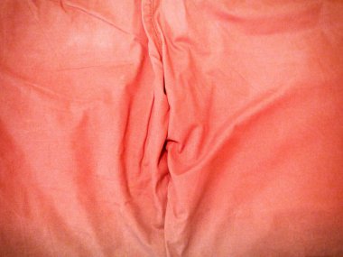 Kırmızı kumaş dokusu kadar kapatın