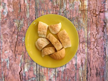 Tahta zeminde dilimlenmiş ekmek.