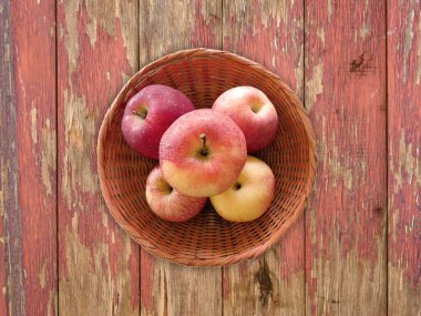 Tahta Arkaplandaki Wicker Sepetinde Taze Elmaların Üst Görünümü   