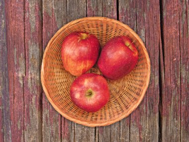 Tahta Arkaplandaki Wicker Sepetinde Taze Elmaların Üst Görünümü   