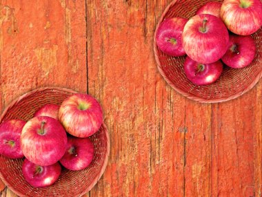 Tahta zemindeki sepetlerde taze elmaların en üst görünümü   