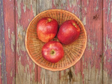Tahta Arkaplandaki Wicker Sepetinde Taze Elmaların Üst Görünümü   