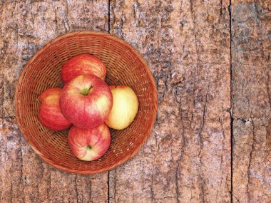 Tahta Arkaplandaki Wicker Sepetinde Taze Elmaların Üst Görünümü   