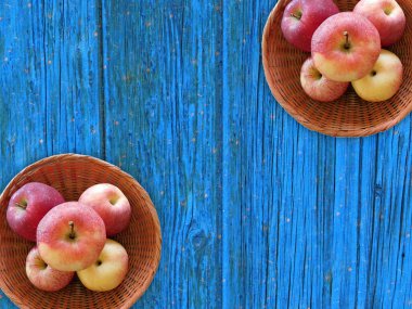 Tahta zemindeki sepetlerde taze elmaların en üst görünümü   