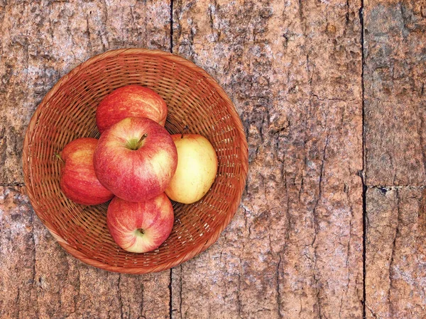 Tahta Arkaplandaki Wicker Sepetinde Taze Elmaların Üst Görünümü   