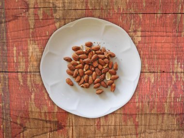 Tahta Arkaplan Görünümündeki Bademler