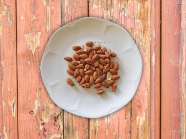 Tahta Arkaplan Görünümündeki Bademler