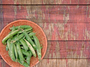 ahşap zemin üzerine yeşil bezelye