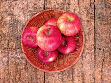 Tahta Arkaplandaki Wicker Sepetinde Taze Elmaların Üst Görünümü   