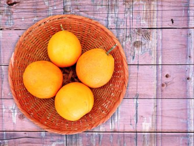 ahşap zemin üzerine portakal