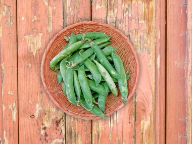 ahşap zemin üzerine yeşil bezelye