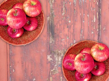Tahta zemindeki sepetlerde taze elmaların en üst görünümü   