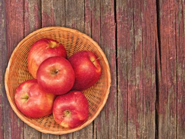 Tahta Arkaplandaki Wicker Sepetinde Taze Elmaların Üst Görünümü   