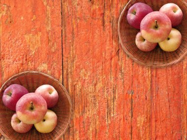Tahta zemindeki sepetlerde taze elmaların en üst görünümü   
