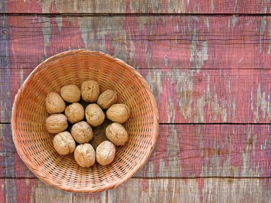 ahşap zemin üzerine fındık