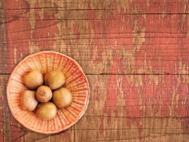 Tahta Arkaplanda olgun kivi meyvelerinin yakın plan çekimi