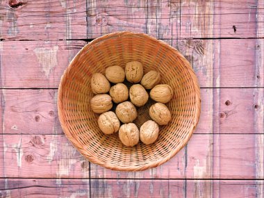 ahşap zemin üzerine fındık