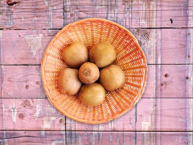 Tahta Arkaplanda olgun kivi meyvelerinin yakın plan çekimi