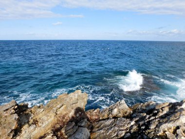 Muhteşem deniz manzarası kayalık kıyı.